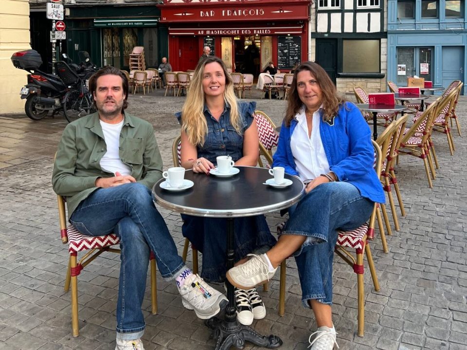 Les trois fondateurs d'Etxe Corsica autour d'un café, en terrasse du Bar François à Bayonne